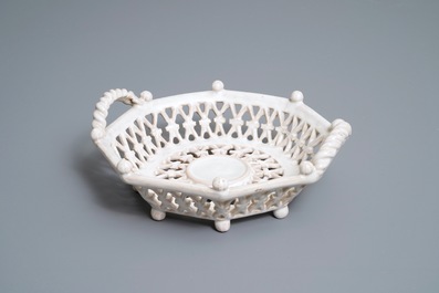 Un panier ajour&eacute; de forme octagonale en fa&iuml;ence blanche de Delft ou Francfort, 17&egrave;me